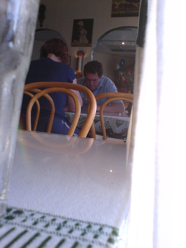 Apple iPhone spotted in the wild with an apple employee at a diner