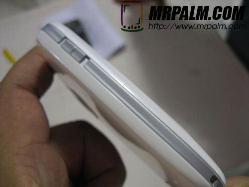 HTC Elf P3450 live in hand pictures