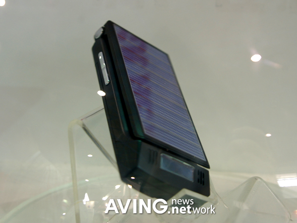 HTW S116 solar powered cell mobile phone gives solar power to handsets