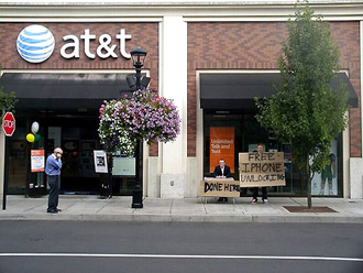 Apple fans offer free iPhone unlocking service outside AT&T Store