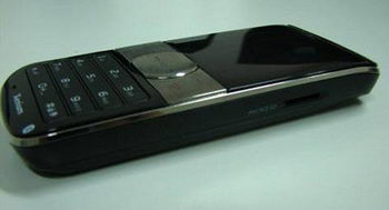 Philips Xenium 9@9u slides through FCC