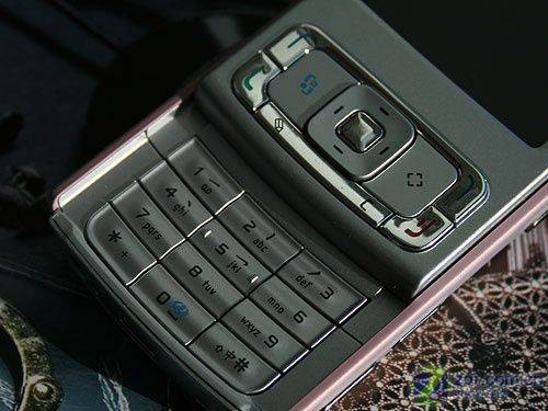 Pink Nokia N95 does Pink with style