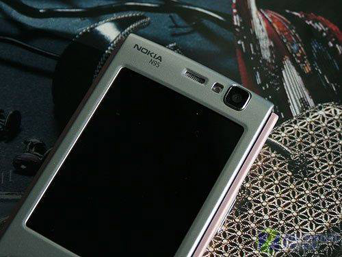 Pink Nokia N95 does Pink with style