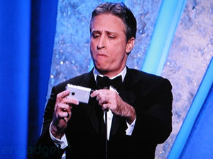 John Stewart plays with iPhone at 80th Annual Academy Awards - Oscar loves iPhone
