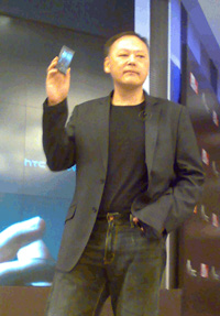 Peter Chou shows off HTC Touch Diamond for India