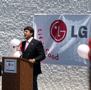 LG Red White and Bluetooth event