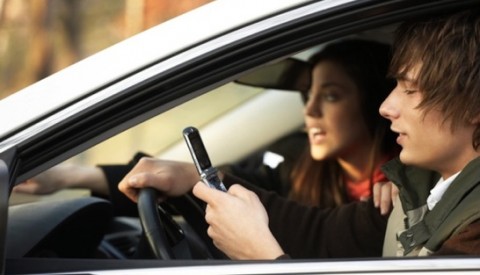 texting-driving-teens