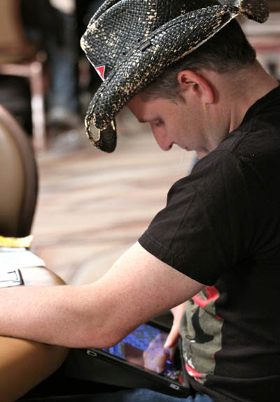 2010-wsop-andy-bloch-ipad Andy Bloch on his iPad at the 2010 WSOP Player's Championship
