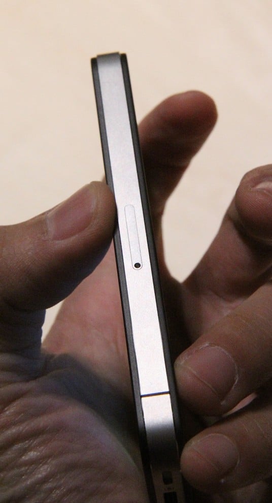Hands on with Apples new iPhone 4 and the feature-packed iOS 4 (HD Video)