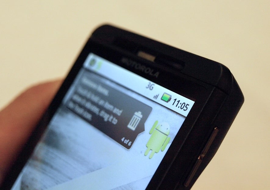 Image of a Verizon Motorola Droid X showing signal bars