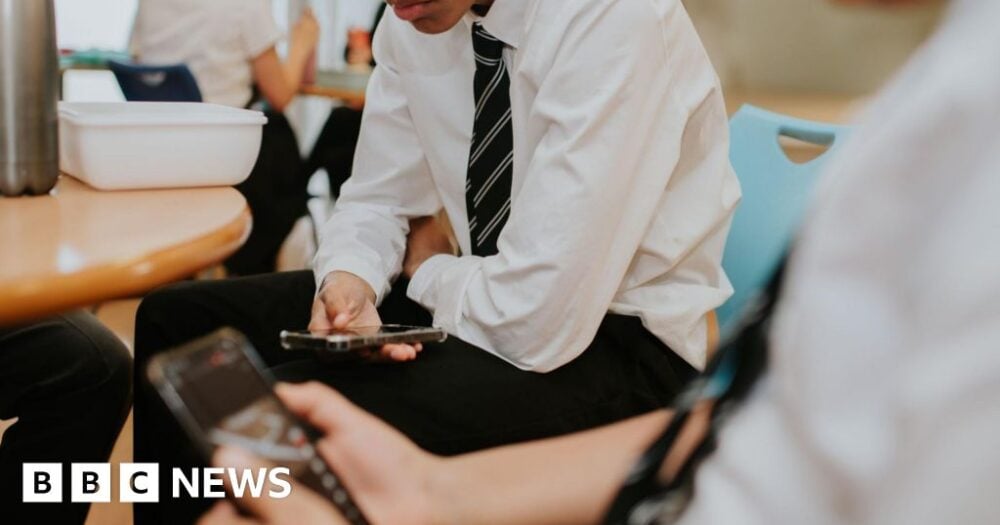 İngiltere, yeni hükümet planları kapsamında okullarda akıllı telefonları yasayla yasaklayacak