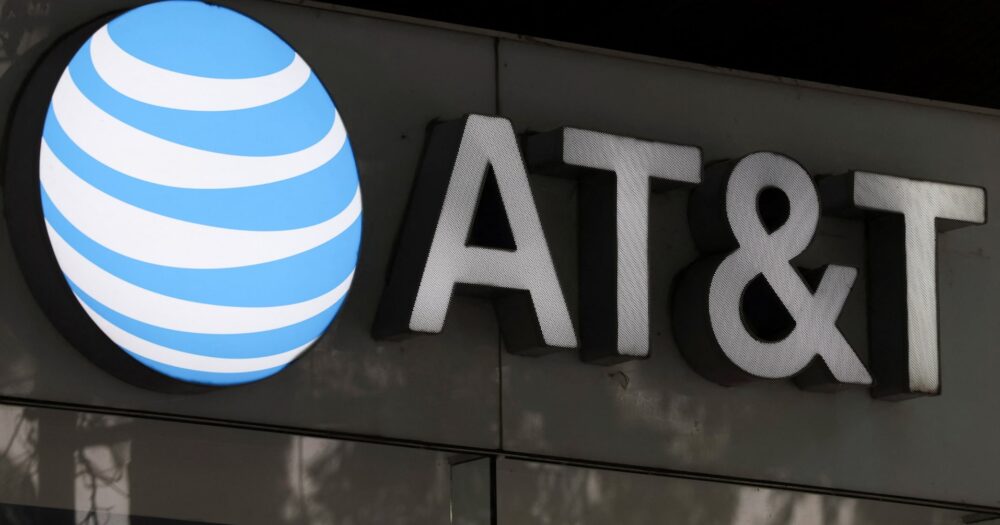 Image for article Major US wireless carriers team up to eliminate rural dead zones with satellite technology
